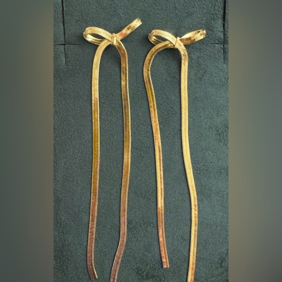 casa clara Jewelry - CASA CLARA ‘Lisbon’ Earrings.

Never worn, super cute gold bow earrings.​